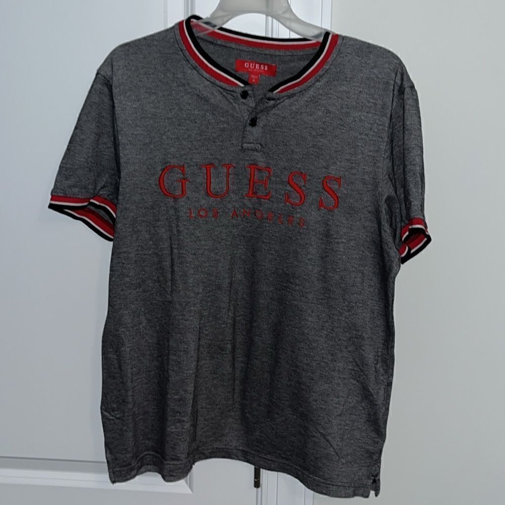 Guess Los Angeles Sewn LETTERS Gray Red 2 Button no collar Polo golf shirt M